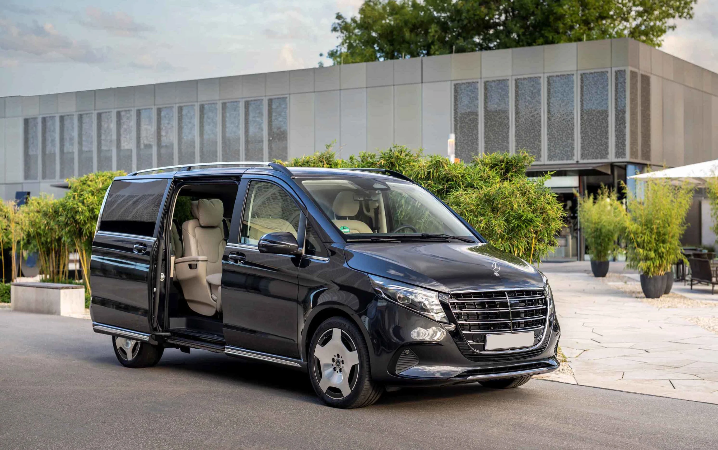 Luxury Business Van Chauffeur Dubai — Mercedes V-Class